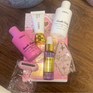 NWT DELUXE TRAVEL SET OF TRULY !